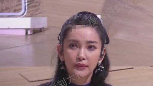 李冰冰|49岁李冰冰外出工作，多位助理跟随阵仗大，面部紧绷酷似刘晓庆