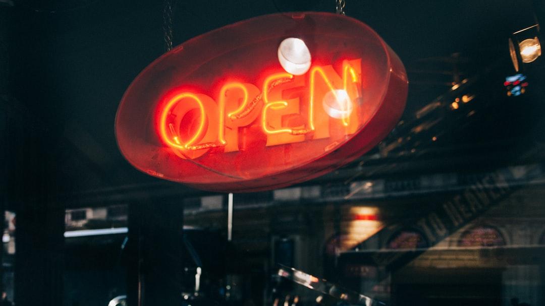 |在职场中，除了和上司进行沟通以外，也需要适当的夸奖上司