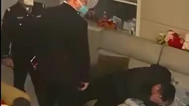 街道主任上门打人，3名制服男观战，被打男：我只能抱紧头，不还手