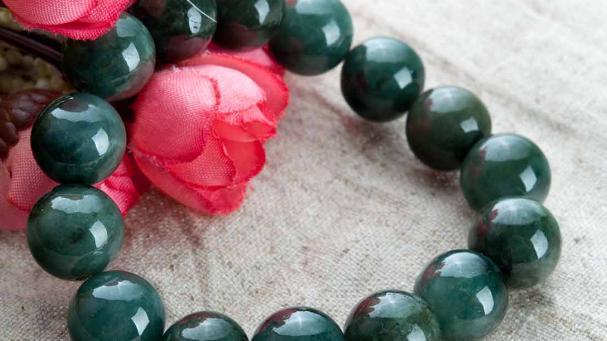 翡翠手镯|一颗颗圆珠串联在一起，翡翠手串的价值昂贵吗？哪种人喜欢手串？