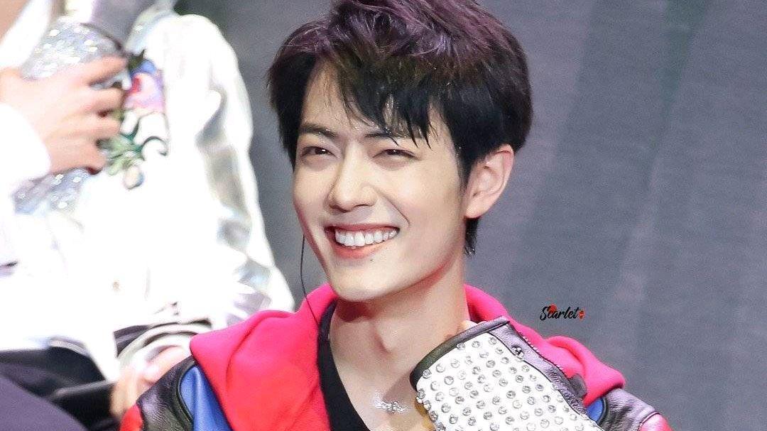 肖战|业内爆料肖战发展现状，在娱乐圈单打独斗，背后公司只会抽分成