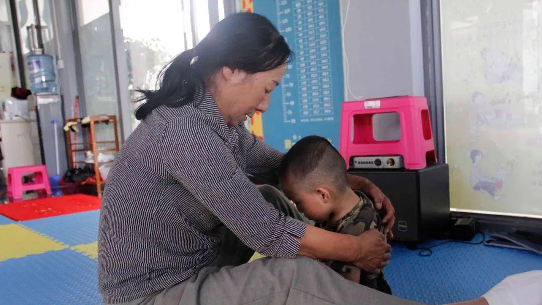 女子不顾阻拦为爱嫁给大16岁男子，孩子重病后却遭抛弃，悔之晚矣