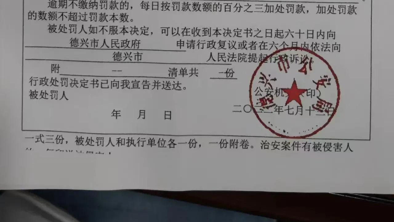 太气愤，男子为养家常年在外打工，妻子竟然背着丈夫和情人生了三个孩子！