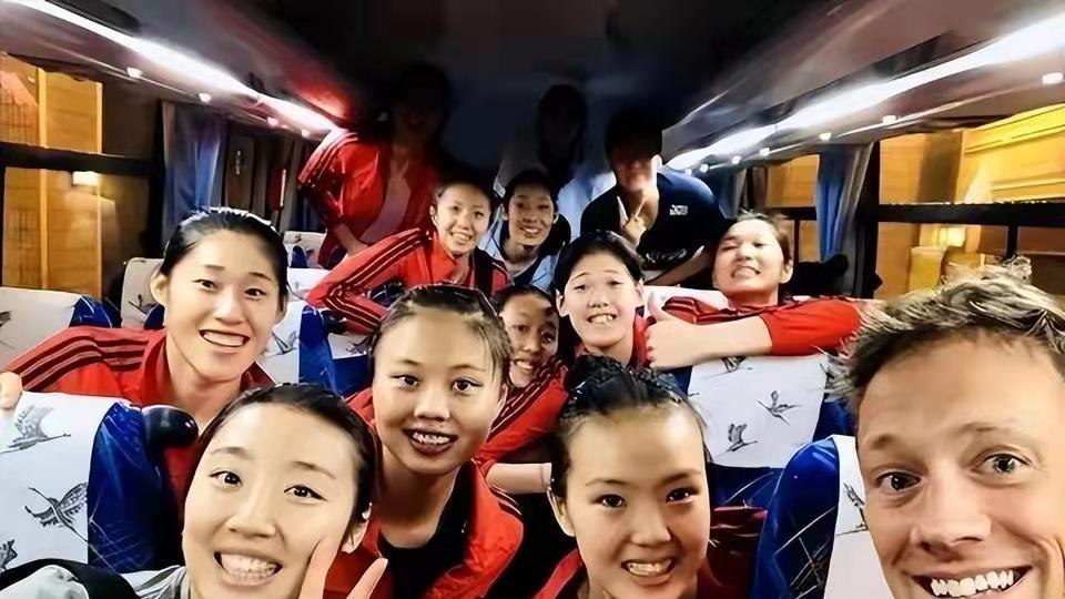 |马蕴雯泳池前拍美照，36岁身材依旧火辣，白人老公对她很痴迷