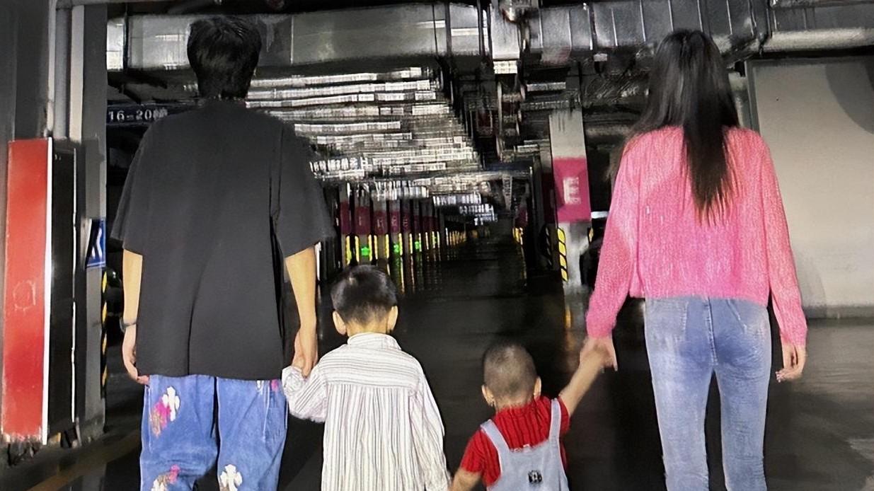 |大杨哥晒妻子搂娃照，枕头下红包成亮点，宝宝刚出生就身价上亿！