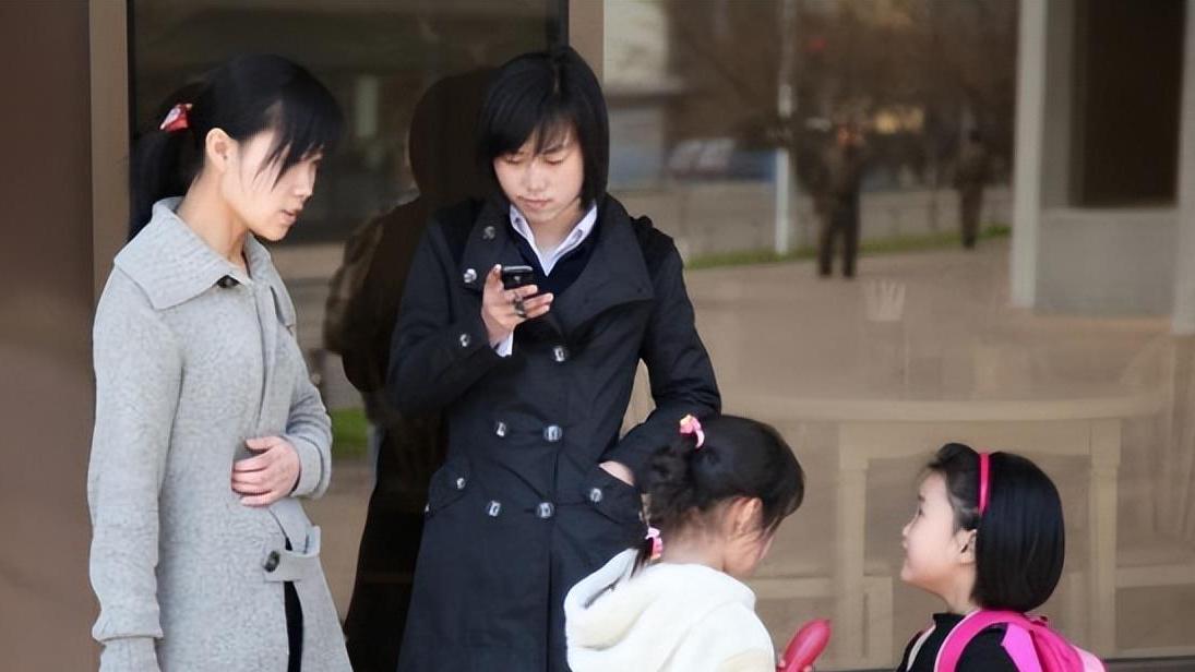 手机行业|朝鲜女导游玩中国游客手机，感叹手机功能强大