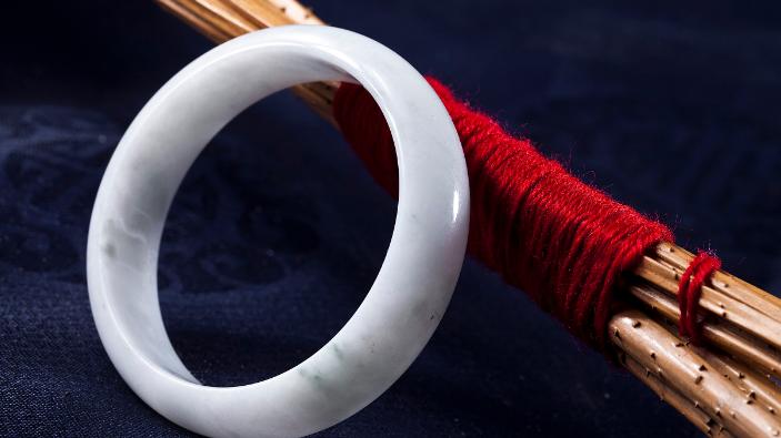 翡翠手镯|如何辨别翡翠手镯的真假？让我们不再上当受骗，不在花冤枉钱