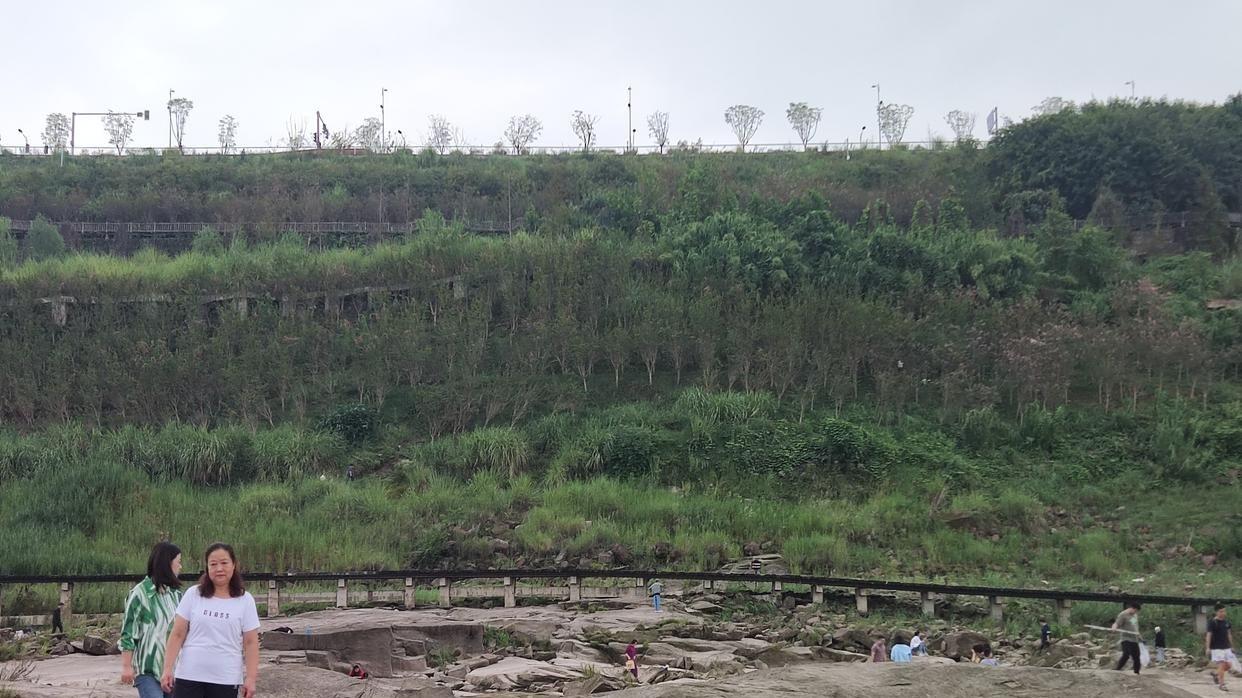 重庆|渝北嘉陵江畔乱石滩，怪石嶙峋凸凹不平，游客扎堆好闹热