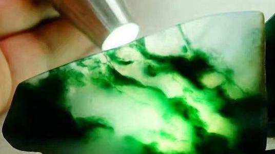 金刚菩提|这块翡翠明料有棉又有裂，却只靠色就成功切涨了！