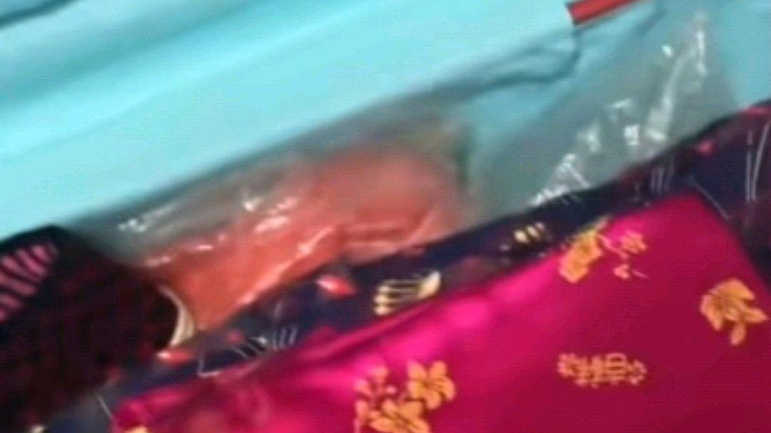 男子过年回家发现奶奶留下的箱子，里面的物件让他泪目：大爱
