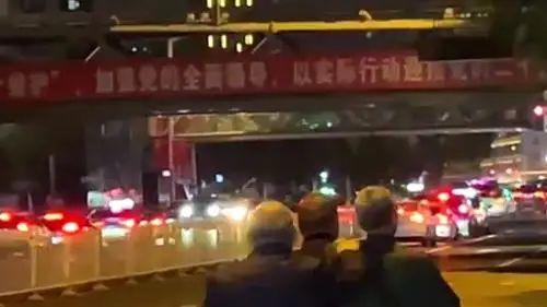 98年铁骑深夜护送失明老人，路人偷拍点赞：这种行为就很帅