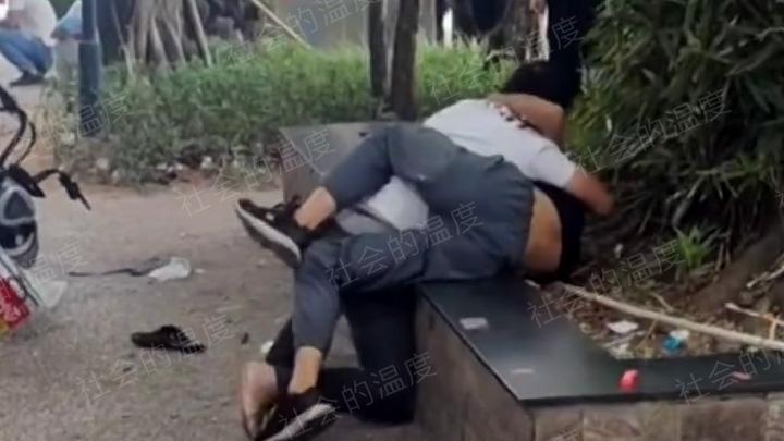 两个挂壁仔为抢地盘大打出手，底层何苦为难底层？躺平不等于懒