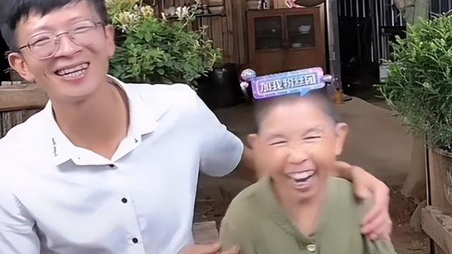 带货|自我消耗？网红康仔直播首秀，老小孩自曝性别、年龄，网友：真香