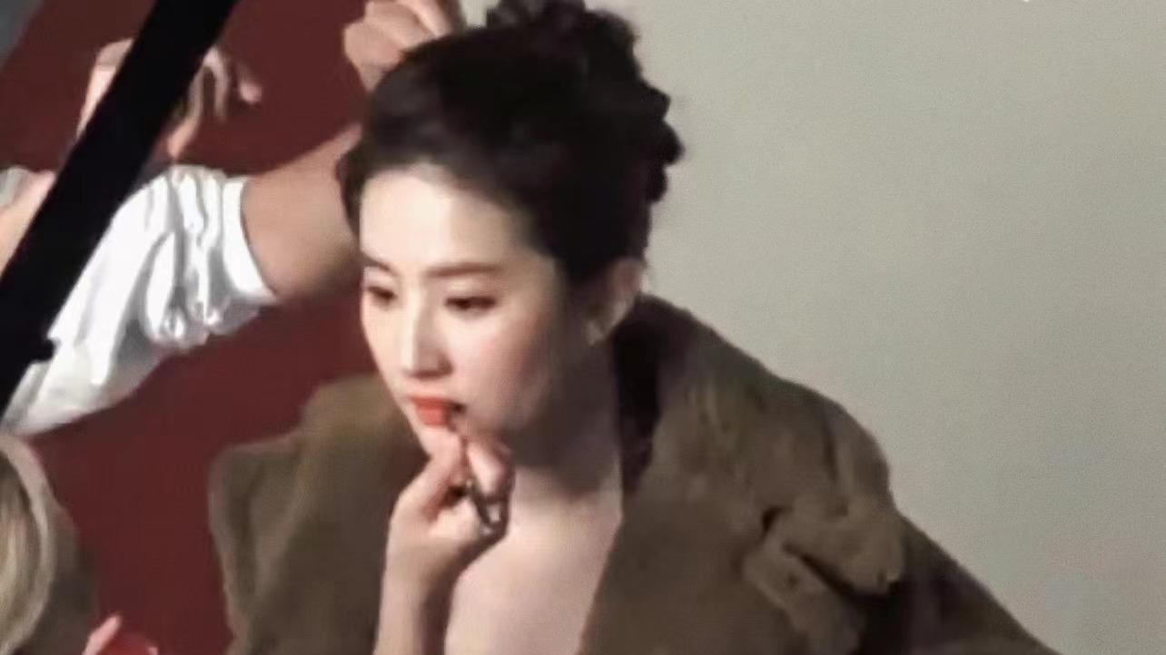 刘亦菲|刘亦菲婚纱拍摄路透，网友评论：好想抱回家