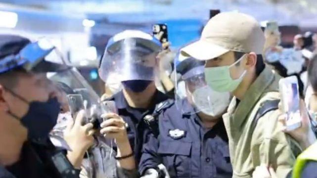 张云龙|演员张云龙机场劝架，一把搂住壮汉保安，代拍素质引发热议
