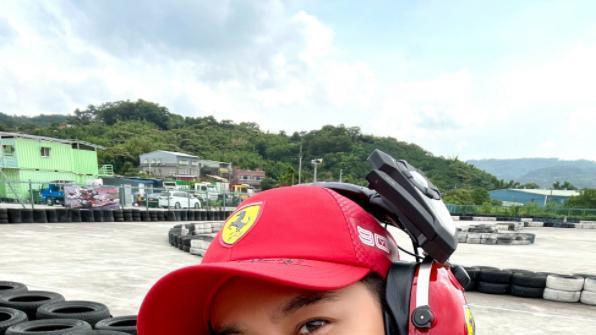 林志颖|林志颖车祸后晒自拍照！嘴唇发白没有血色，与好友骑车游玩心情好