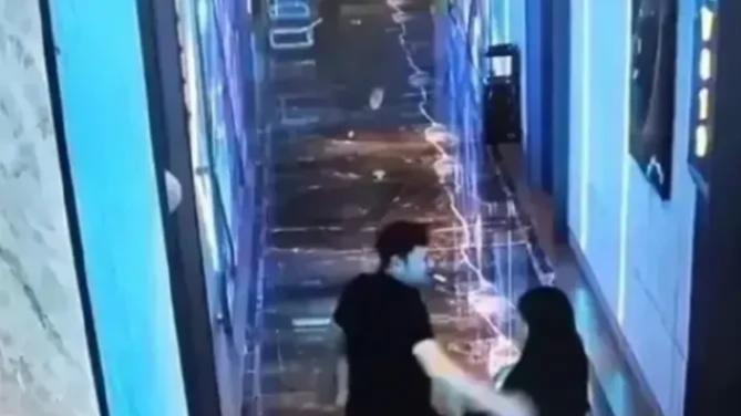 网络真的太发达了，浏阳上门打人的街道干部被爆料在KTV强行搂抱一女子！