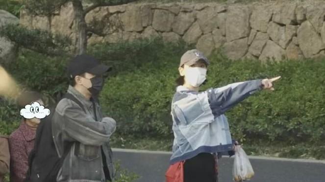 刘恺威|刘恺威与女友逛寺庙，街边买小吃接地气，女方身材纤细气质出众