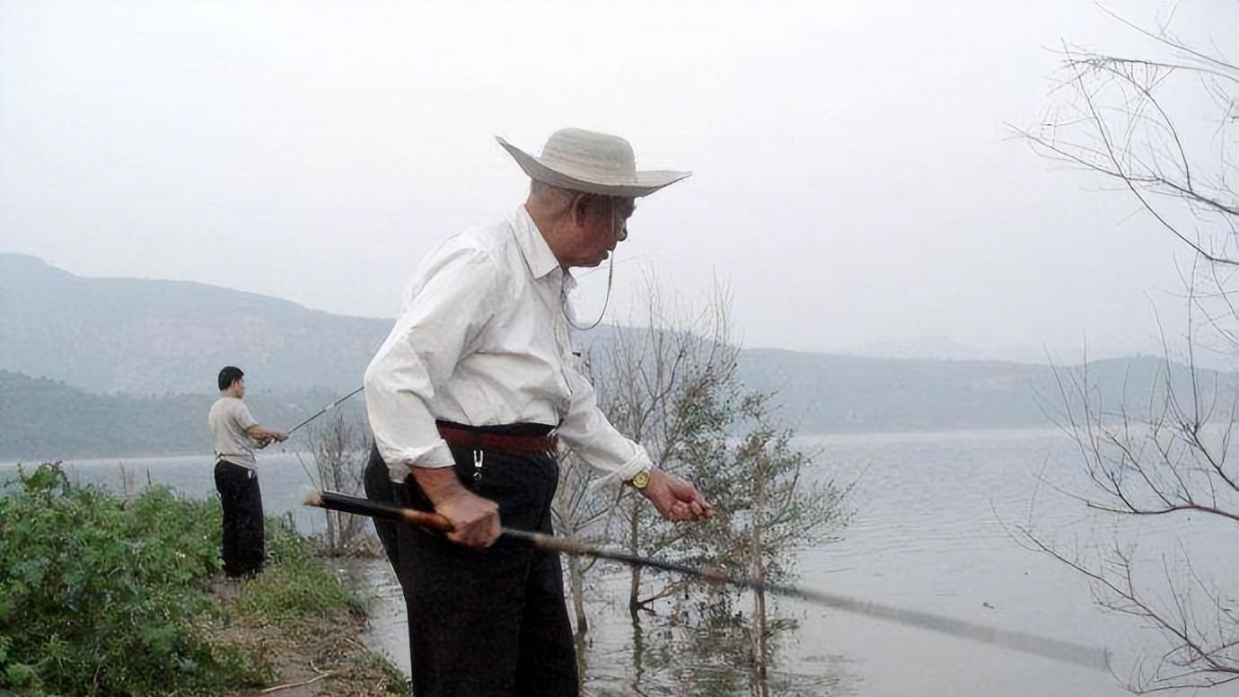 |野钓为何输给“老大爷”？装备齐全的年轻人，差在了哪里？