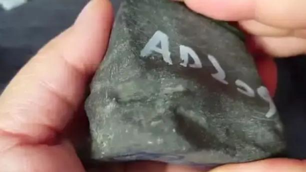 翡翠|帅哥瞒着女朋友花2万拿下的翡翠原石，竟切出“极品”墨翠，真的是太幸运了！