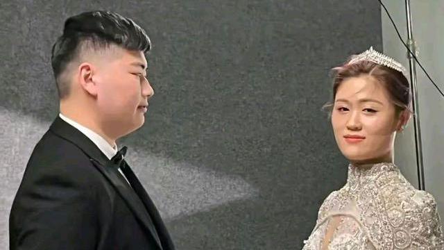 陈萌 大衣哥儿子瘦身拍照两不误，女友陈萌甜笑搭肩膀，二人同框很般配