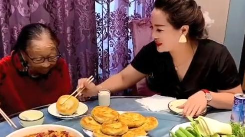 85岁马玉琴外甥女现身，带其下馆子吃大餐，网友：又来个争家产的