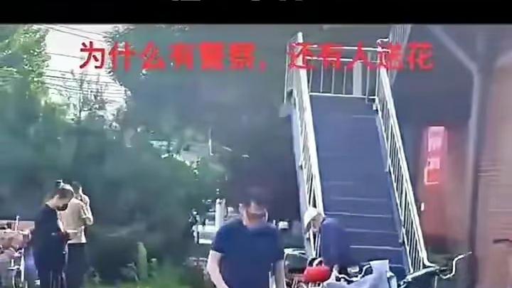 网友拍摄唐山打人后巷，施暴者追击女子从监控中消失后，就是进入这个胡同