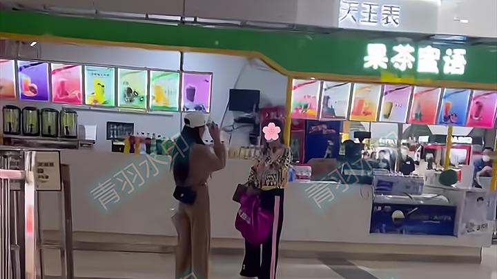 疑争吵后母亲给女儿道歉，被女儿怒斥：道歉有用吗？滚！
