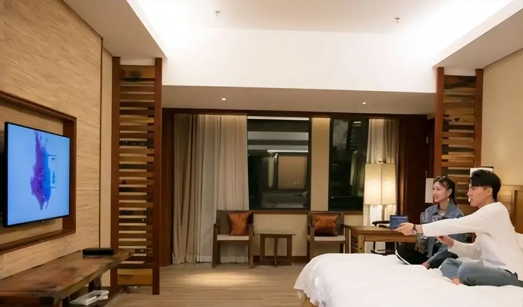 有人说住酒店时，进屋要先拔掉电视机插头，这是为什么？酒店有什么内幕吗？