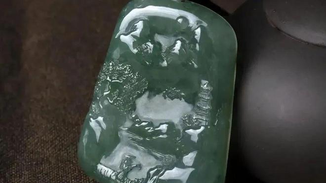 翡翠|手里的灰色翡翠，到底是“低级灰”还是“高级灰”？