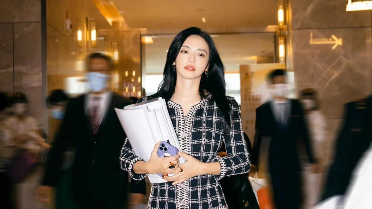 穿衣搭配 姚晨才是行走的衣架子，小香风穿搭精致优雅，气场全开真高级！