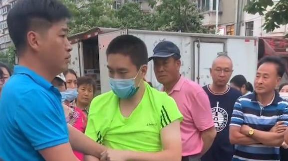 可怕！辽宁一男子尾随少女被其父亲抓住怒斥：从去年跟到现在！