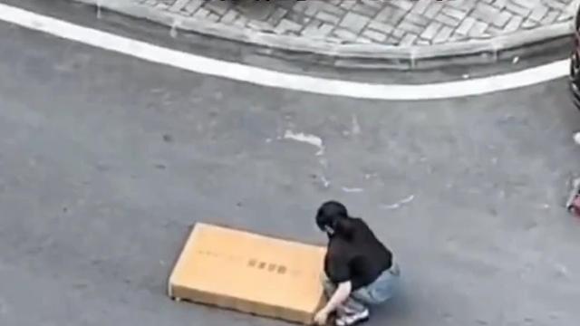 重庆一女子独自艰难搬货，男友楼上看热闹，下一幕他却笑不出来了