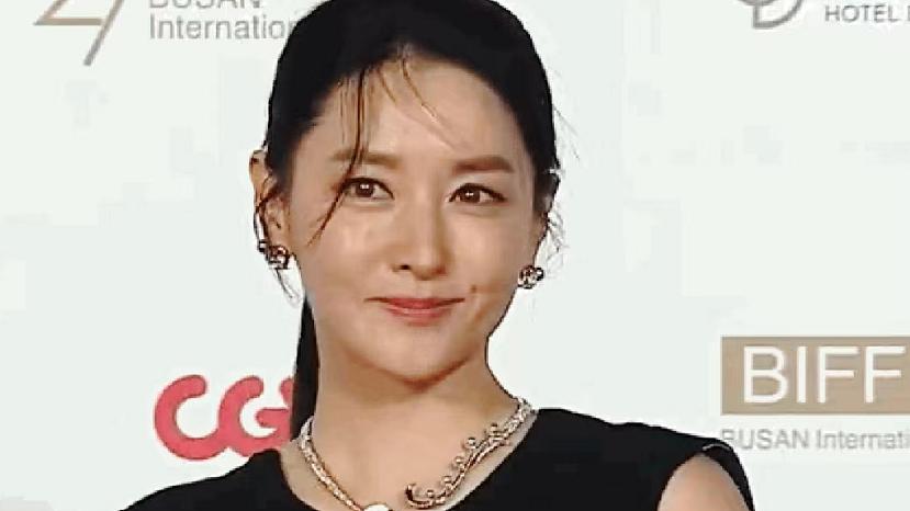 李英爱|51岁李英爱不愧是韩国祖师级美貌！穿黑裙高调走红毯，生图更惊艳