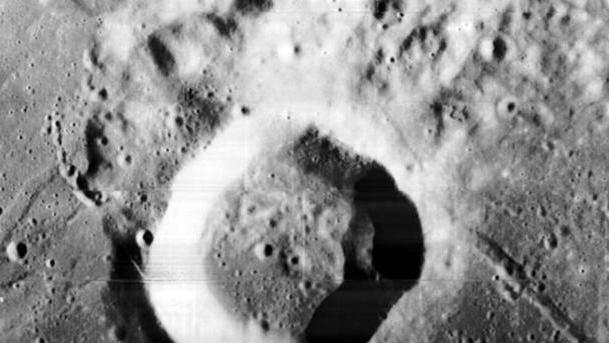 为什么月球上的陨石坑数量，多达30万个，地球上却只有200多个？