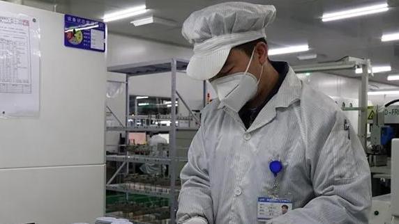 求职|本地工厂涨薪也招不满人，外企门口排队应聘，差别不是一般大