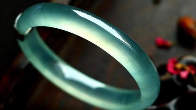 玉雕|买翡翠手镯之前，一定要注意价格的区别，收藏佩戴都可