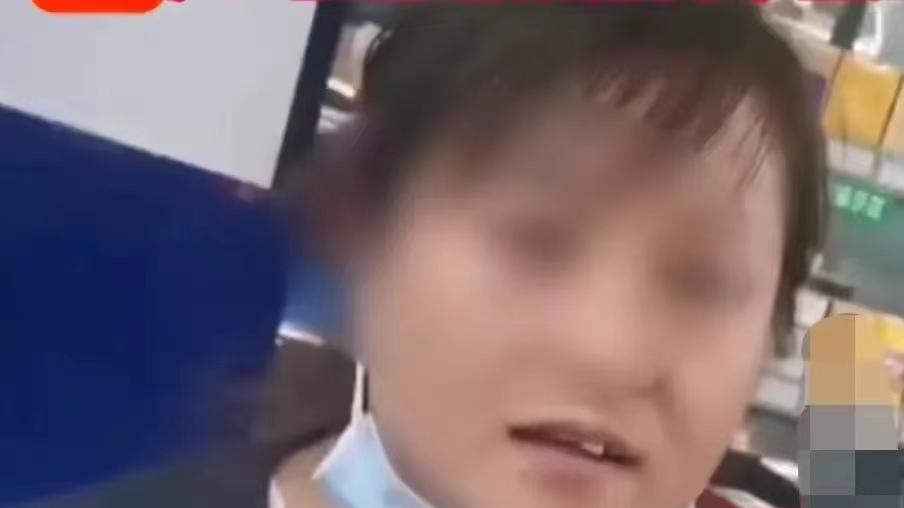 辽宁沈阳，8岁男孩偷拿父母钱，花800元买奥特曼卡片，家长前去退款遭拒