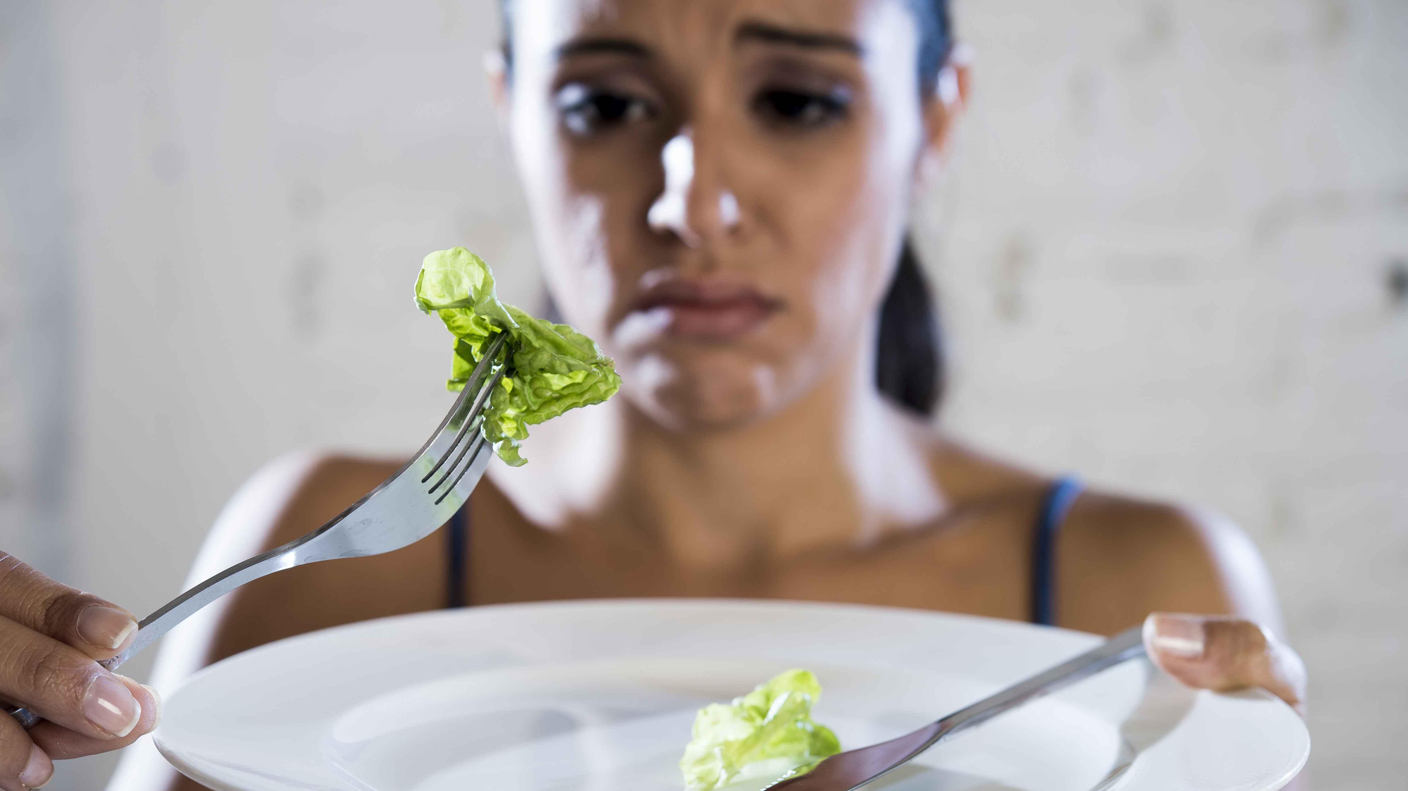 节食减肥 节食的确能减肥，但长期如此易给身体带来3大伤害，你能承受？