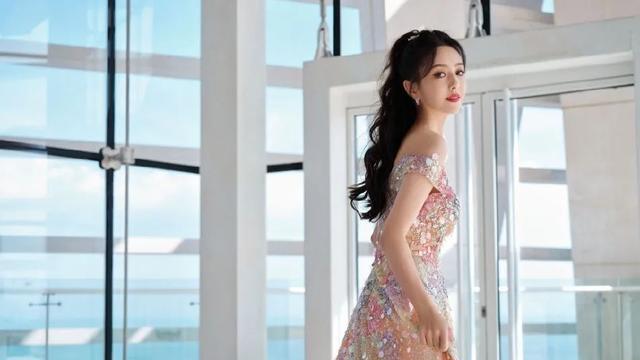 佟丽娅|佟丽娅穿糖果色亮片长裙秀好身材！肤白貌美太性感撩人