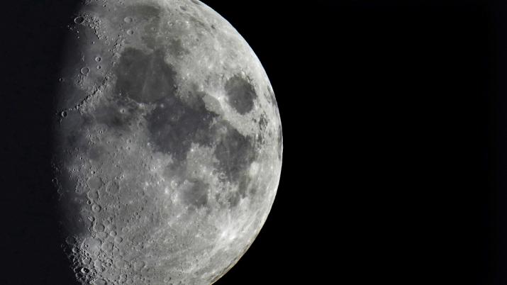 俄科学家在月球土壤中发现小行星碎片