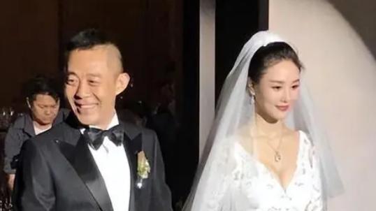 侯勇|侯勇和小20岁娇妻快餐店吃饭！女方素颜五官精致，20万包包随意放