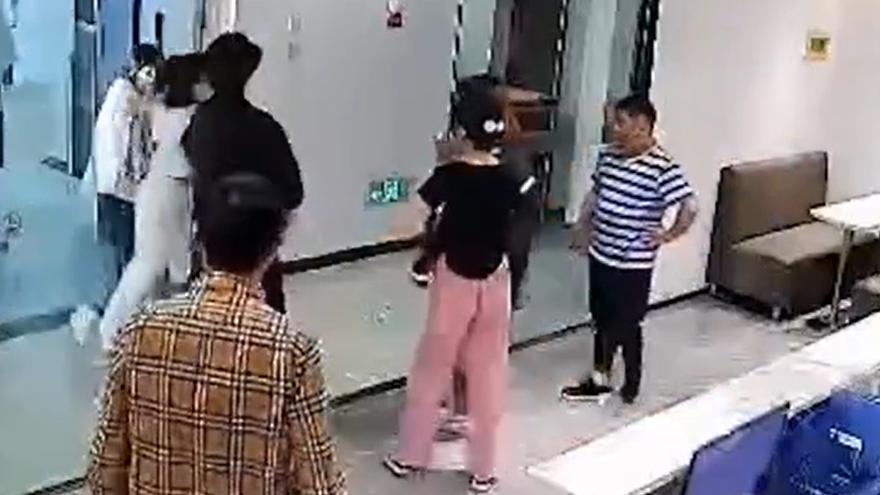 “毁容、脑震荡、5人围殴1女！”被230斤、1米92前男友打进医院？真相让人心寒