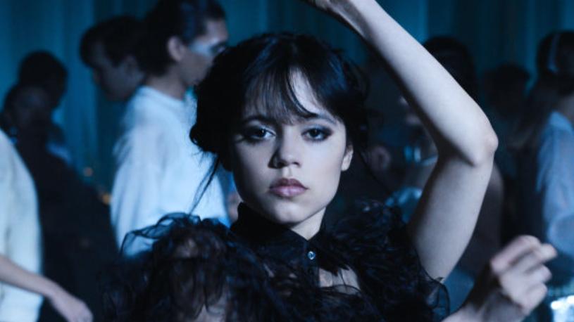 星期三|爆火美剧《星期三》女主角感染新冠仍坚持拍戏，被指责不道德