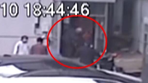 老人开楼道门撞倒老太致其身亡，家属索赔老人37万，北京法院判了