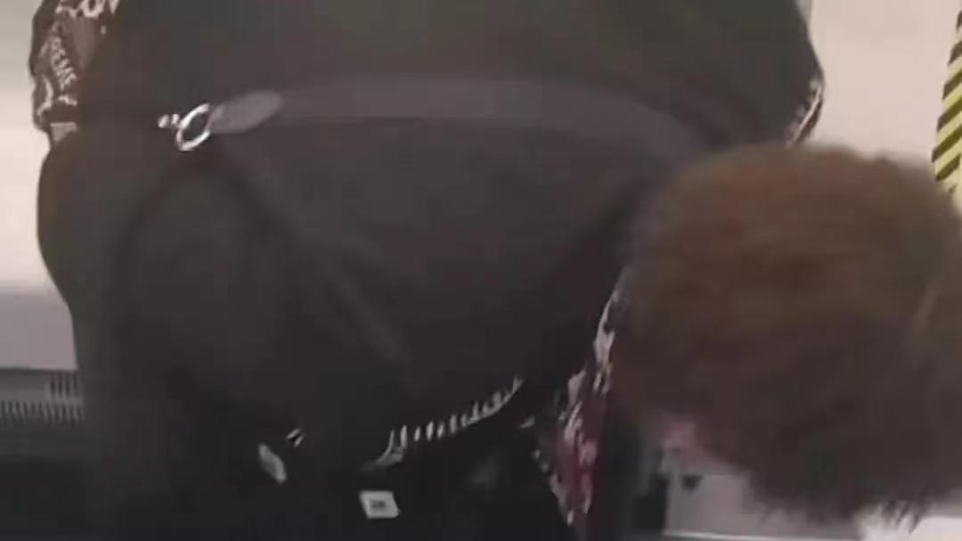 叫你长个记性！辽宁沈阳，大妈地铁脱鞋躺平占3座，网友霸气将鞋踢出车外