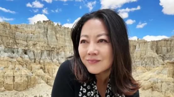 穿衣搭配 王茜华和导演老公罕见出游！她身材发福气质仍优雅，小1岁老公满头白发熬成爷爷辈