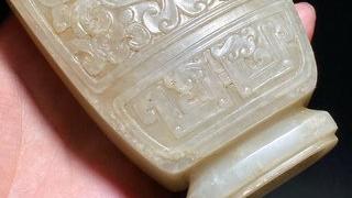 和田玉籽料|清乾隆 和田玉籽料白玉 兽面纹 凤耳 盖瓶 玉瓶 摆件