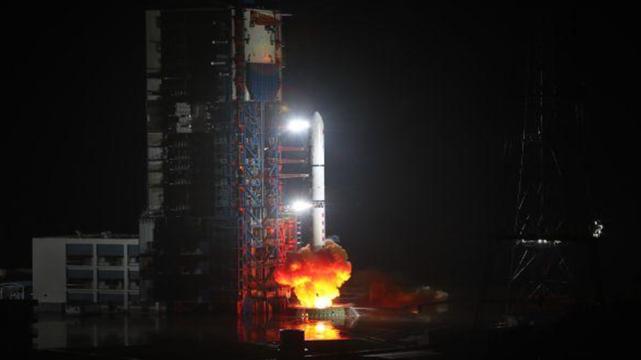 中国载人登月时间公布，美国重返月球加紧彩排，发射台遭雷击三连