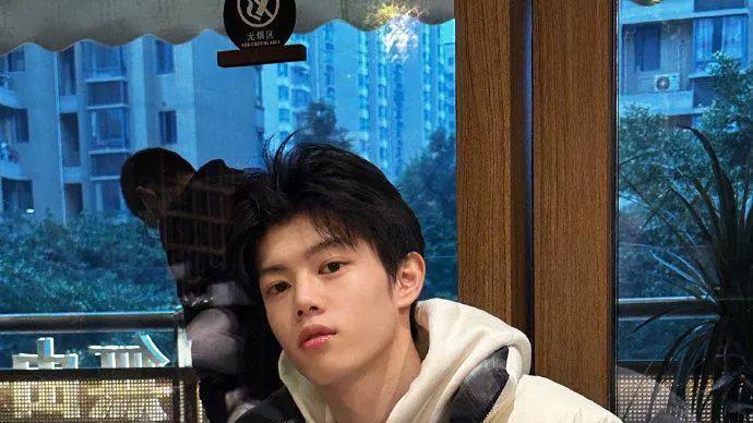 官宣|内娱首位公开出柜的男星，和男网红官宣三个月后，现在还撑得住吗